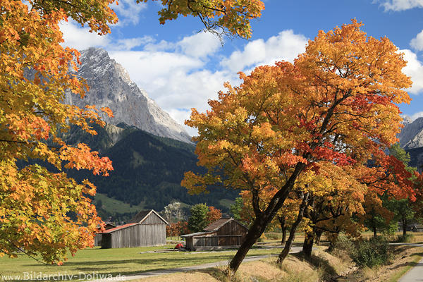 Lermoos Herbstfoto Alpen Bergdorf unter Zugspitzarena Österreich