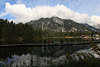 Weidachsee Steg mit Angler Foto vor Bergspiegelung in Wasser Weidach Leutaschtal