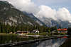 810151_ Leutaschtal Landschaft Natur am Weidachsee Foto unter Wolkenstimmung über Berge & Seewasser