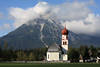 Berg-Kirche Leutasch Alpengipfel Hohe Munde Wolkenstimmung über Dorfkirchl Panorama