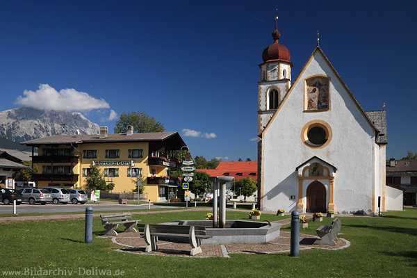 Dorfplatz Mieming Kirche Gästehaus Bergblick zum Felsmassiv