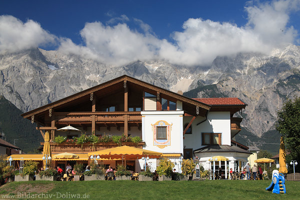 Mieming Alpendorfcafé mit Gipfelhintergrund Gebirgspanorama Bergfelsen
