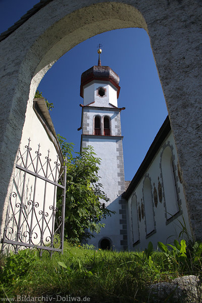 Obermieming Kirchturm unterm Eingangstor-Bogen
