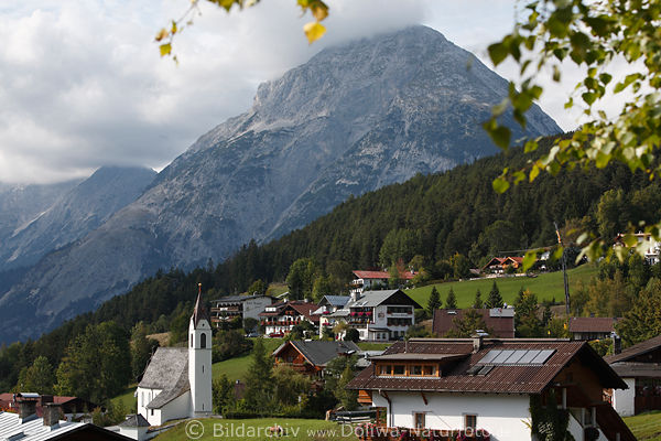Mösern Dorfidylle unter Alpengipfel Hohe Munde Berglandschaft Tirol Urlaubsbild
