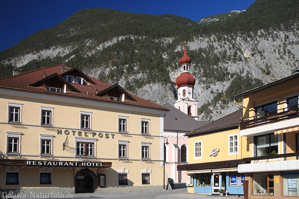Nassereith Hotel Post Kirche Bergkulisse der Alpen