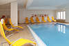 Schwimmbad mit Liegestühlen von SPA & Wellness-Bereich des Hotel Steinplatte in Waidring