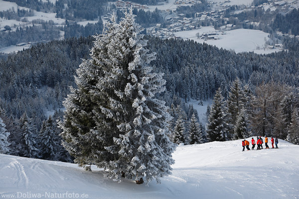 Skigebiet Buchensteinwand Skipiste mit Skifahrer weisse Winterlandschaft