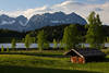 Schwarzsee Frühling-Naturfoto Hütte Alpenlandschaft Grünbäume vor Gipfelkulisse Kaisergebirge