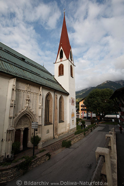 Seefeld in Tirol historische Kirche mit Sonnenuhr