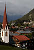 810212_ Seefeld in Tirol Kirchturm & Dächer der Ferienstadt Foto vom Pfarrhügel
