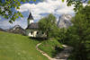 Antoniuskapelle Naturidylle Bild Frühlingsfoto grüne Alpenlandschaft Wilderkaiser Felsenkulisse