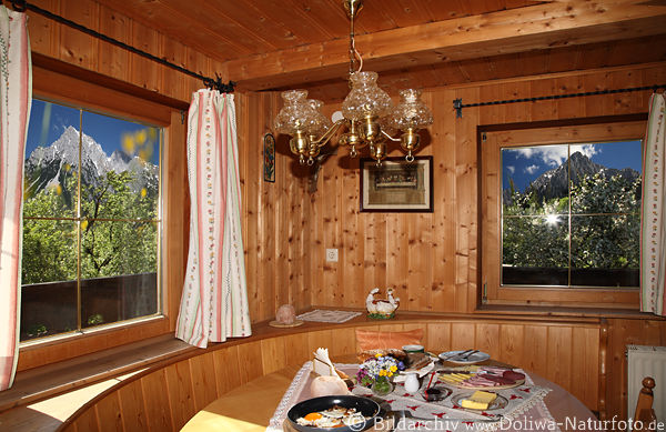 Frühstückszimmer Gipfelblick in Holzwand