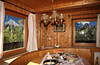 Landleben Frühstücksidylle Holzwände Zimmer Fenster mit Bergblick Urlaub am WilderKaiser