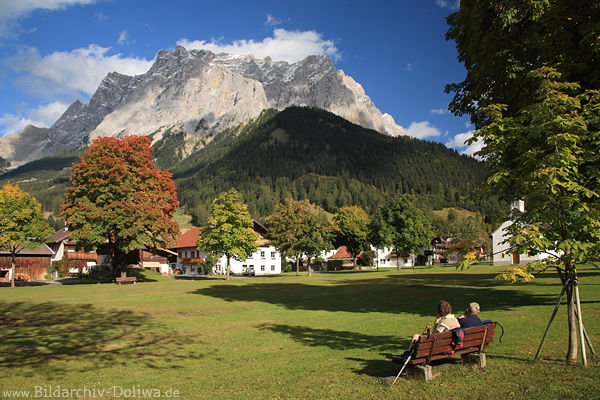 Zugspitzarena Tirol Alpen Urlauber Erholung vor Bergmassiv Wettersteingebirge Grünwiese
