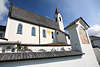 810361_ Mösern kath. Kirche Architektur Bild, Dorfkirche im Tiroler Oberland, Bergdorf weisses Kirchlein Foto