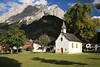 Ehrwald Martinskapelle vor Wettersteinmassiv Tirol Alpenstadt Herbstbild