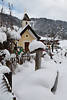 815794_ Kapelle am Wiesensee verschneit in Schnee, hinter Zaun gegenüber Gasthof Wiesenseehof