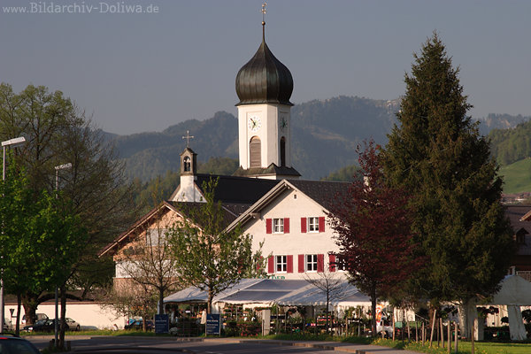 Andelsbuch Dorfkern Kirchturm mit Rundkuppel in Naturidylle Bregenzerwald