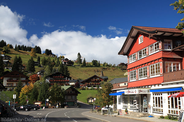 Kleinwalsertal Cafe im Dorf Hirschegg Strassenbild Urlaubsort am Berghang in Alpenhöhe