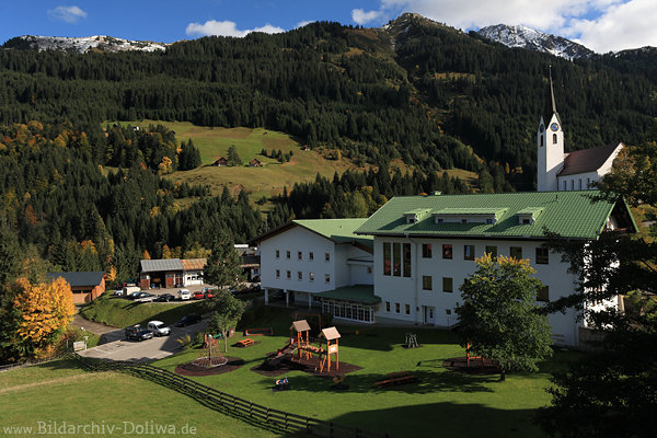 Hirschegg Volksschule mit Kindergarten in Kleinwalsertal Bergland Foto mit Kirche