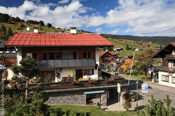 Hirschegg Dorfzentrum Foto Häuser am Berghang in Kleinwalsertal Alpenort