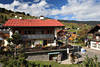 Hirschegg Dorfzentrum Foto Häuser am Berghang in Kleinwalsertal Alpenort