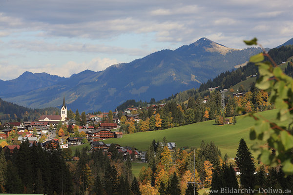Kleinwalsertal Naturfoto Alpendorf Riezlern Wiesen Kirche Herbst Reisebild