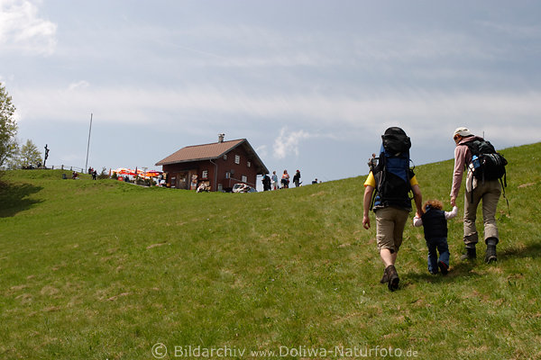 Wanderfamilie mit Kind Rucksack vor Berghütte