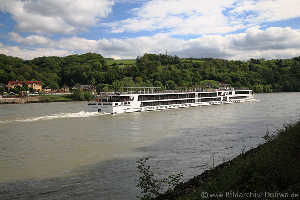 Flusskreuzfahrt in Donau Wasserlandschaft Flachschiff Reise durch Wachau