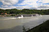 Flusskreuzfahrt Donau Flachschiff in Wasserlandschaft Wachau Reisebild