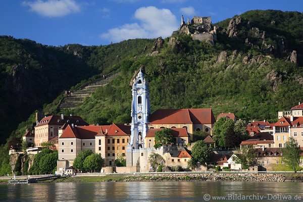 Dürnstein Wallfahrtskirche mit Burgruine über Donau Bergufer