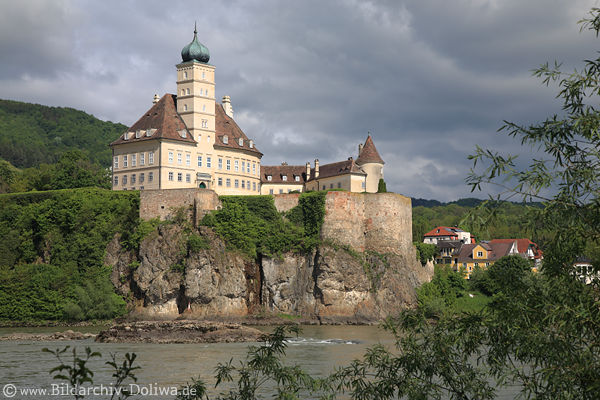 Schloss Schönbühel DonauBurg Festung auf Felsen über Wasserufer Dorfhäuser