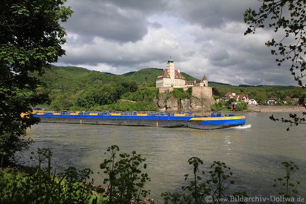 Donau Güterschiff Wasserbarke in Wachau Burgkulisse Schloss Schönbühel