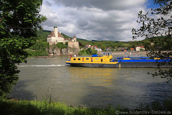 Wasserbarke Güterschiff in Donau Flusslandschaft am Schloss Schönbühel