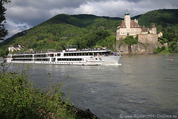 Schoenbühel historische Burg über Donau Flusswasser Kreuzfahrtschiff