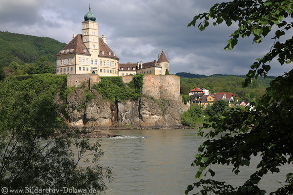 Schlossburg Schönbühel am Donau Uferfelsen über Flusswasser in Wachau