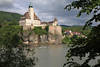 Schlossburg Schnbhel am Donau Uferfelsen ber Flusswasser in Wachau