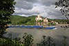 Donau Güterschiff Wasserbarke in Wachau Burgkulisse Schloss Schönbühel