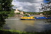Wasserbarke Gterschiff in Donau Flusslandschaft am Schloss Schnbhel