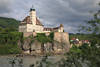 Schloss Schnbhel Foto Donau Festung auf Felsen ber Wasserufer Dorfhuser