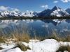 Alpensee Wasser Gräser in Winterschnee Berggipfel Zillertaler Hochgebirge romantisches Naturbild