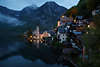 Hallstatt Seeufer Nachtfoto romantische Alpenstadt am Dachstein Gipfel