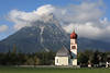 Hohe Munde Berggipfel Foto aus Tirol über Leutascher Talwiese thronend, Pferdepaar auf Weide