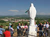 Bd0031_ Medjugorie Pilgergruppe Foto beim Besuch an heiligen Maria Statue