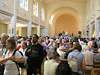 Bd0040_ Medjugorie internationale Pilger Besucher im Inneren der Wallfahrtskirche Foto