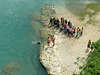 Bd0101_ Zuschauer-Spalier Foto erwartet am Ufer den mutigen Brückenspringer im Neretva Grünwasser aus Mostar