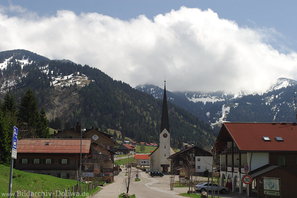 Schlipfhalden Foto Wintersport Urlaubsort in Allgäuer Alpen Kirche Wolken Bergblick
