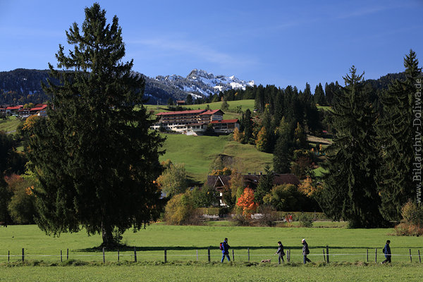 Allgäu Wanderer in Naturidylle Illertal bei Fischen grüne Wiesenwege mit Bergblick