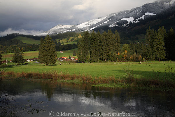 Allgäu Illerufer Naturstimmung Foto Fischener Alpwiese unter Berglandschaft in Schnee