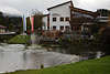 812620_ Kurhaus Fiskina am Teich mit Wasser lädt ein zum Bergdorf Fischen im Allgäu Erholung in Bayern